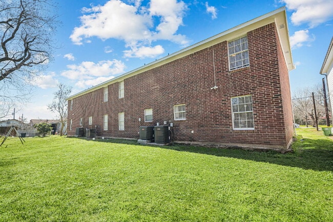Building Photo - Recently updated 2-bedroom, 1.5-bathroom a...