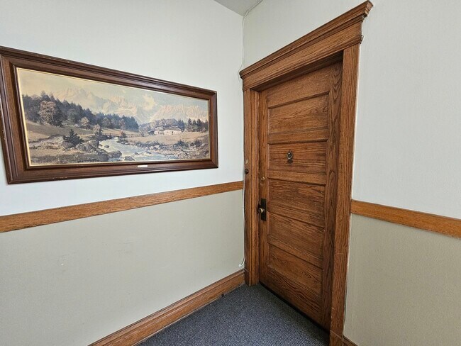 Building Photo - 3800 N Wilton Ave