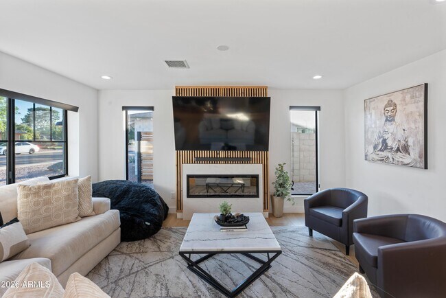 Building Photo - 8614 E Highland Ave