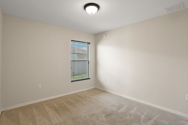 Building Photo - 581 Greenshank Dr