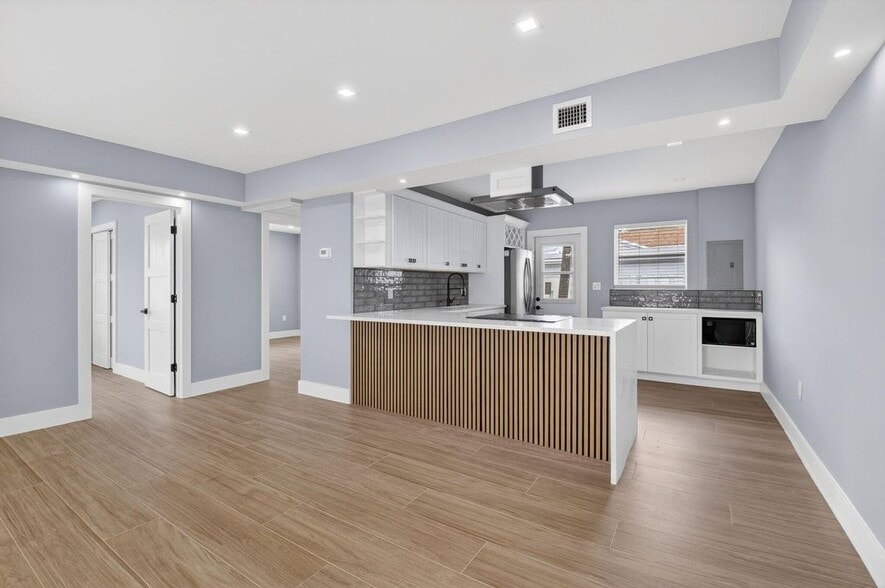 Building Photo - 341 SE 3rd Ave