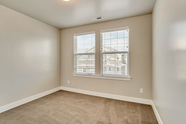 Building Photo - Dog Friendly Exchange Townhome