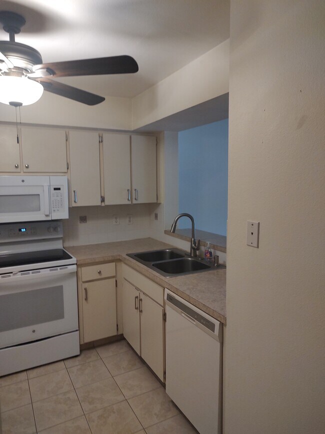 Building Photo - 3399 Mermoor Dr