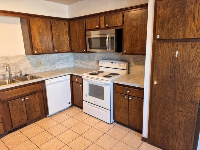 Building Photo - 2 bed, 1 and 1/2 baths with a 1 car garage and new countertops! cute duplex for rent near SW 89th...