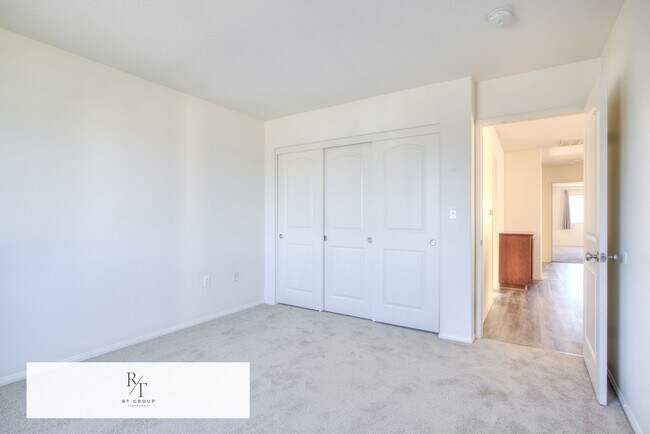 Building Photo - Beautiful 2-story home located in a gated community