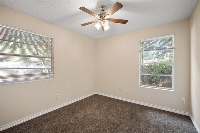 Building Photo - 906 Country Aire Dr