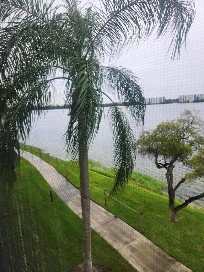 Building Photo - 114 Lake Emerald Dr