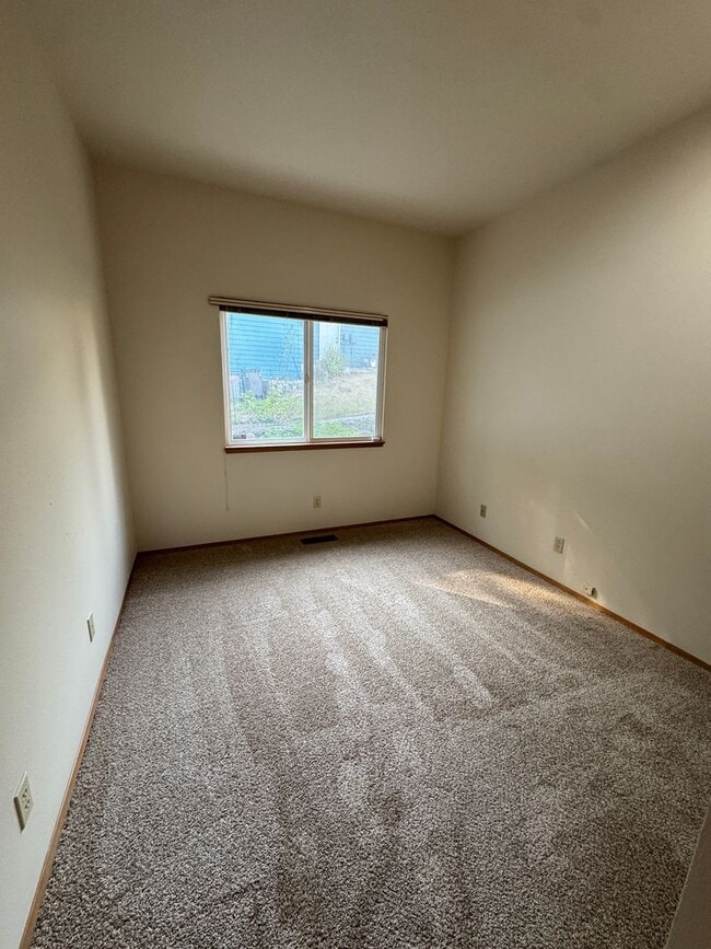 Building Photo - HEART OF SILVERDALE - 4BED 3 BATH HOME
