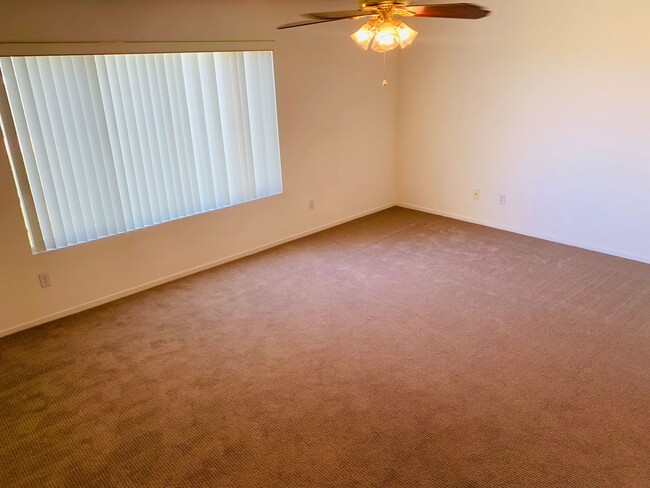 Building Photo - Large 4 bedroom home for lease in the hear...
