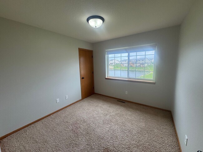 Building Photo - Four bed/2.5 bath townhome for August 2026!