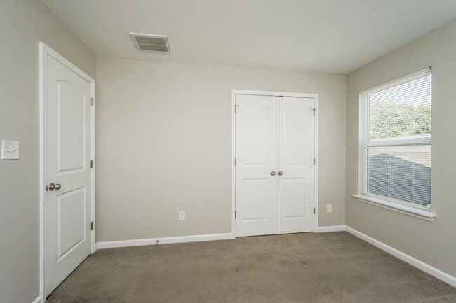 Building Photo - 1961 Drummond Dr