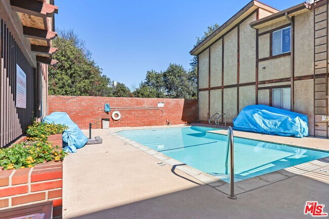 Building Photo - 5500 Lindley Ave