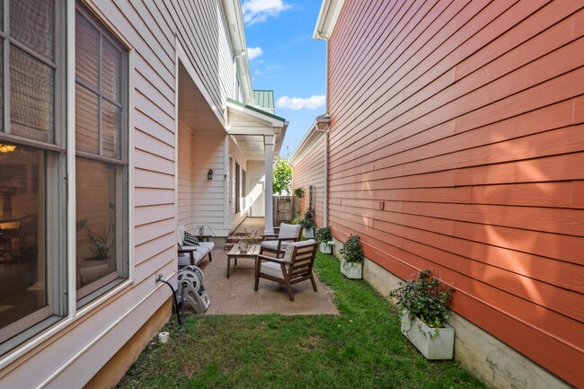 Building Photo - 556 Rienzi Dr