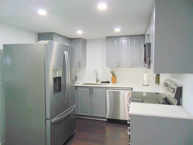 Building Photo - 2805 Cambridge Ln