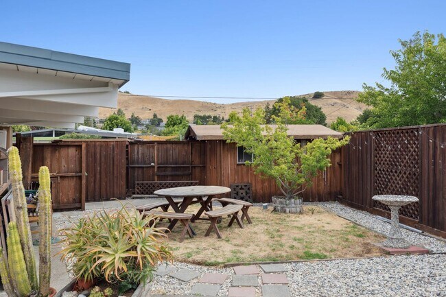 Building Photo - Eichler Mid-Century Home, Newly Renovated