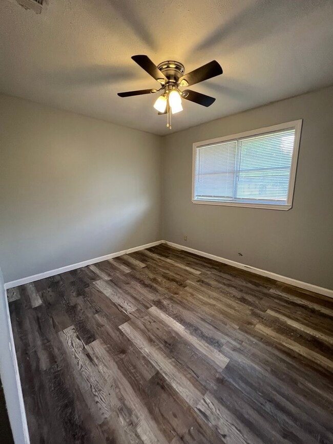 Building Photo - 3 Bedroom 1 bath Home for Lease