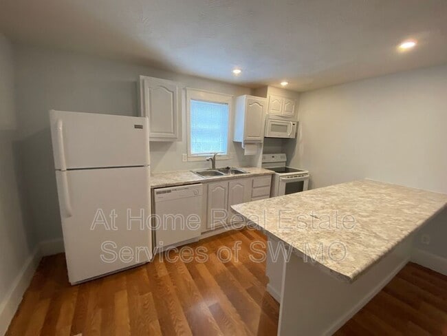 Building Photo - 617 S Fort Ave