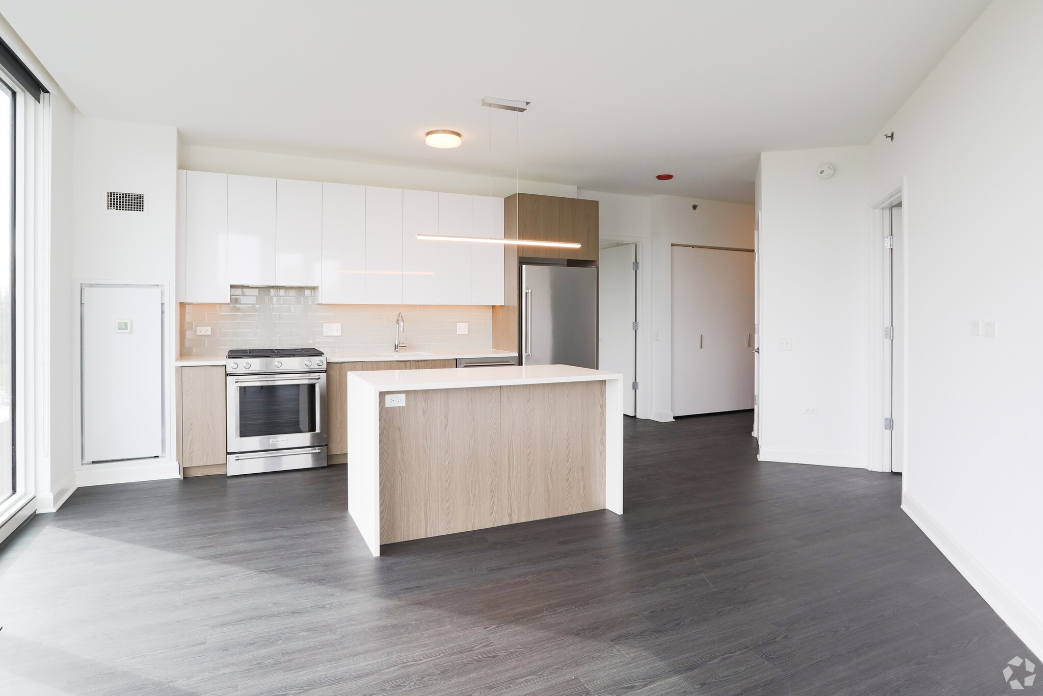 2 BR, 2BA - Living Room/Kitchen - Elevate Lincoln Park