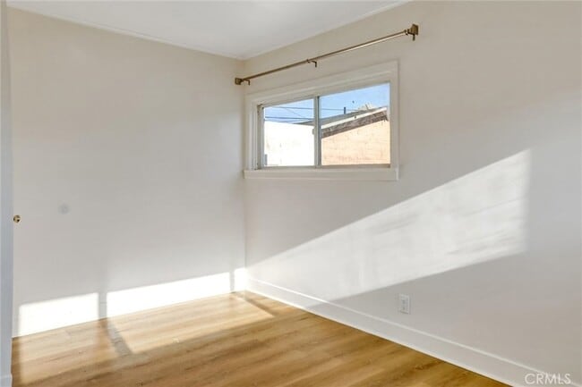 Building Photo - 950 E 48th St