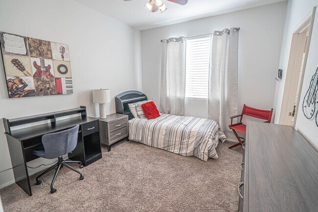 Building Photo - Fully Furnished House - Short Term Lease -...