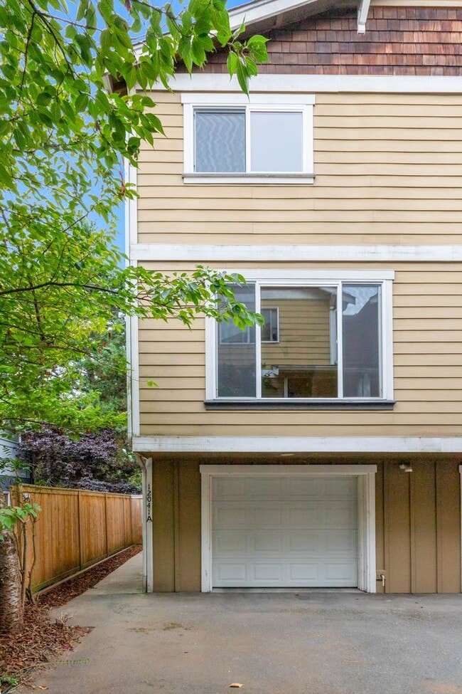 Building Photo - 3bd/2.5ba Seattle House