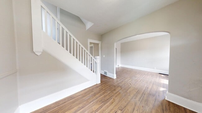 Building Photo - 5 bedroom/1 bath, Old Brooklyn