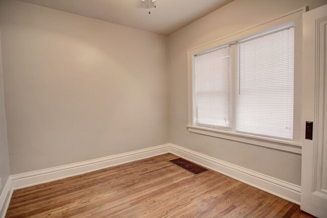 Building Photo - Nicely remodeled 2 bedroom 1 bath home in ...