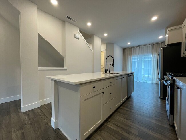 Building Photo - Beautiful, Bight & Modern 2Bd/2.5Ba Townhome in North Bethany! Two car attached garage, In unit l...