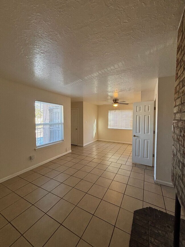 Interior Photo - 12813-12817 Dorado Dr SE