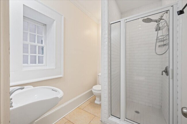 Building Photo - Adorable 1 bedroom apartment. Ground floor...