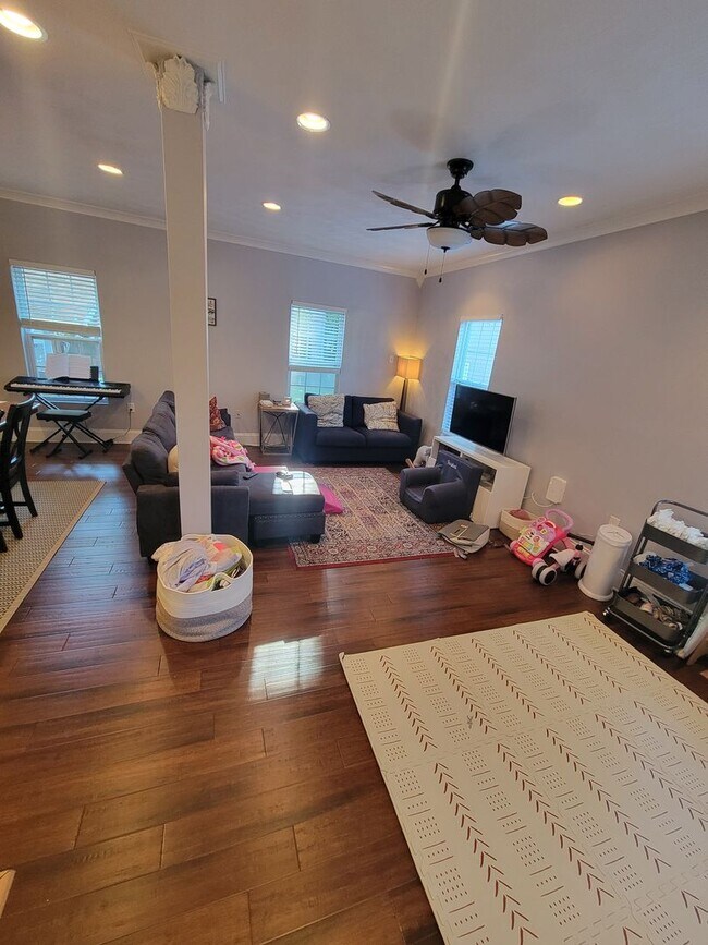 Building Photo - 4BR / 4BA Single-Family Home Near Norfolk ...