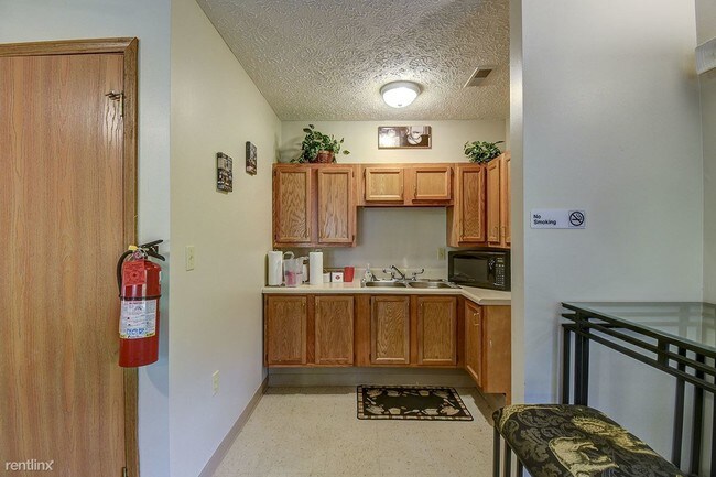Building Photo - 3 br, 1.5 bath Townhome - Canterbury Place
