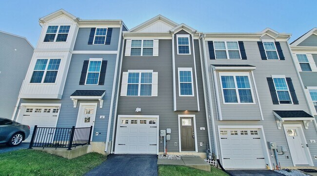 Building Photo - 4 Bed / 2-1/2 Bath Single Family Townhome w/1-Car Garage