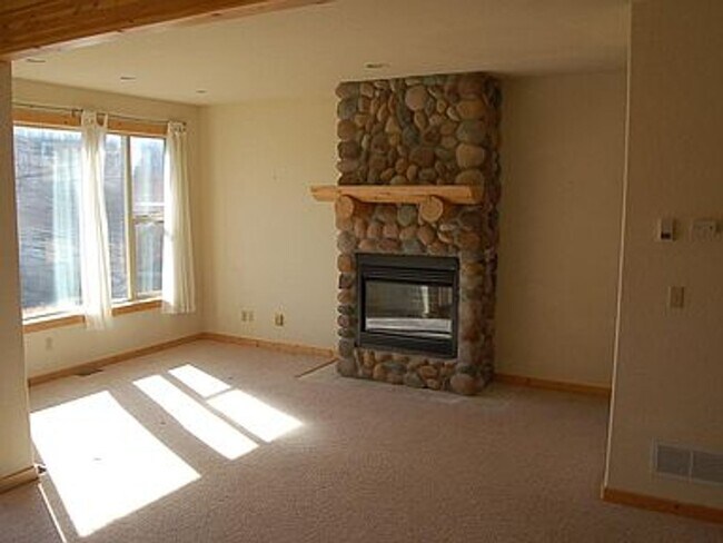 Building Photo - Granby Town House For Rent