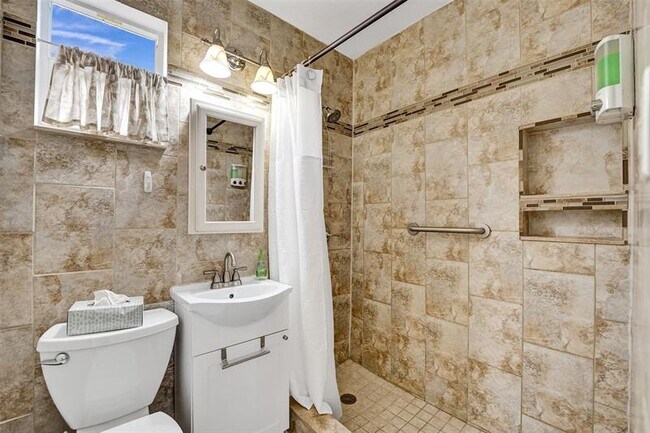 Building Photo - 329 Connecticut St