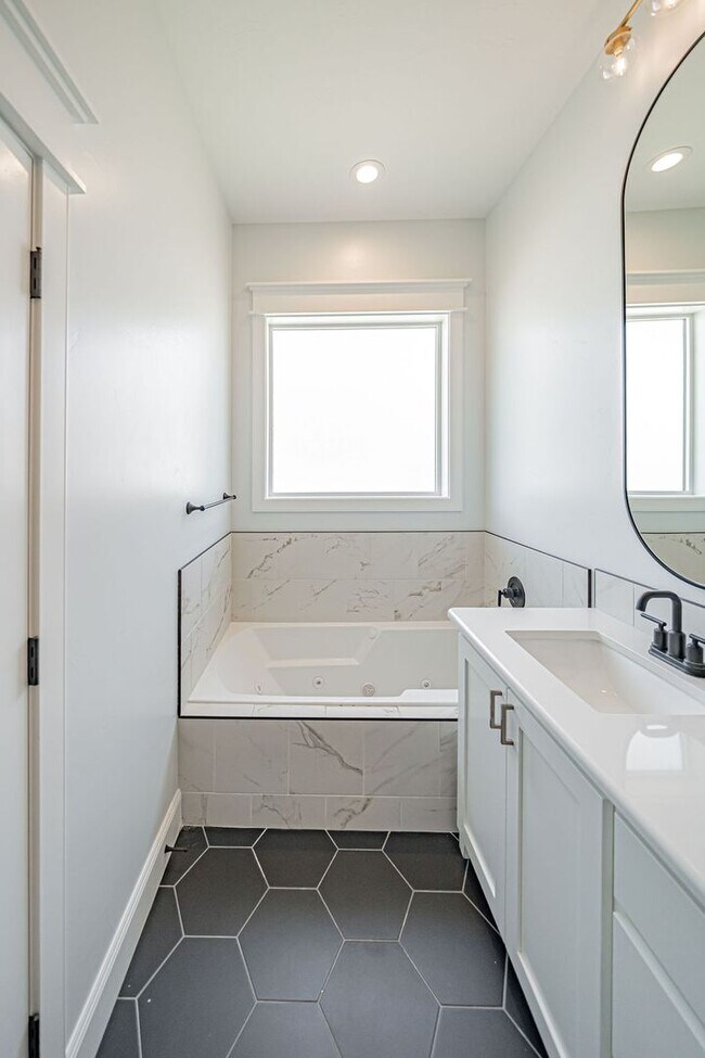 Building Photo - Stunning 5-Bed, 3-Bath Home in a Desirable...