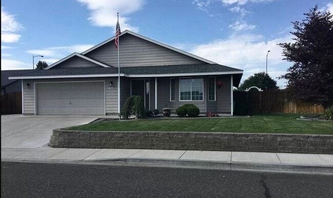 Building Photo - Stunning 3 Bedroom in West Pasco with RV Parking!!