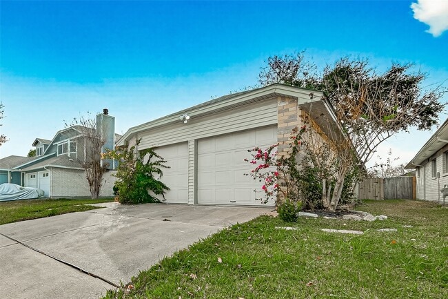 Building Photo - 3306 S Greenpark Dr