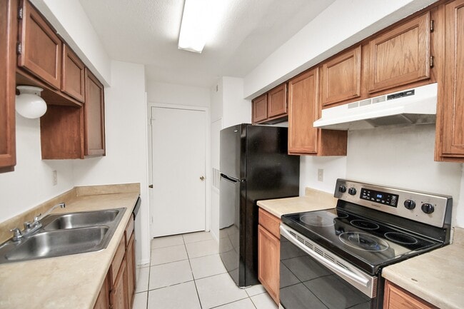 Building Photo - 9700 Leawood Blvd