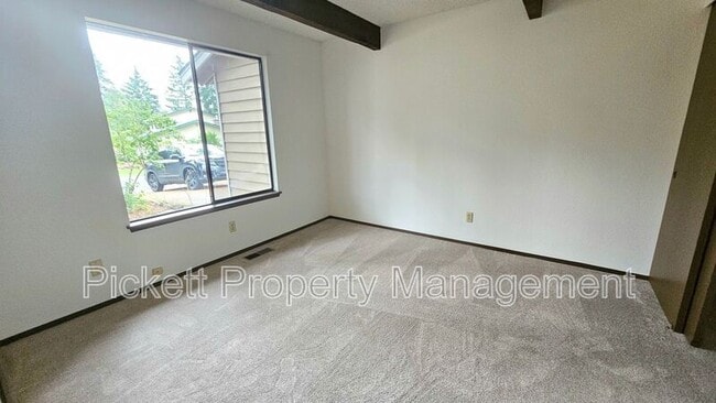 Building Photo - 5401 Pineridge Dr NE