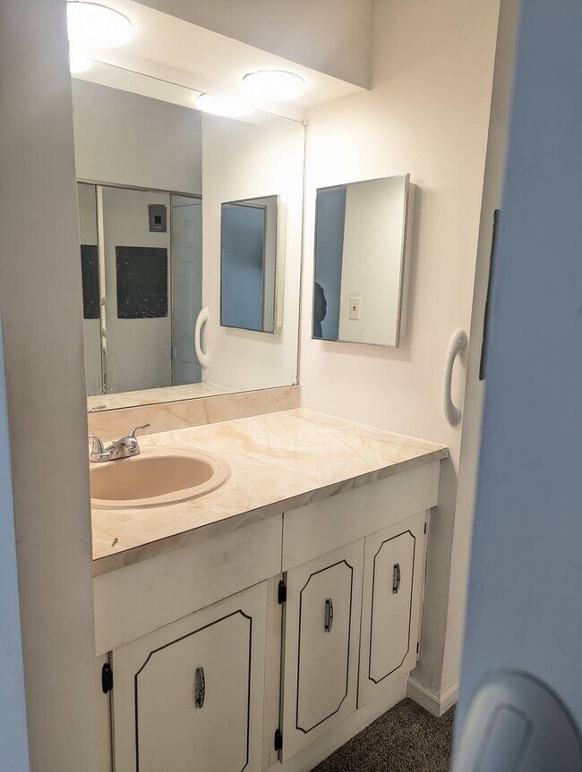 Building Photo - 2BR MORGANDALE CONDO AVAIL. IMMED!!