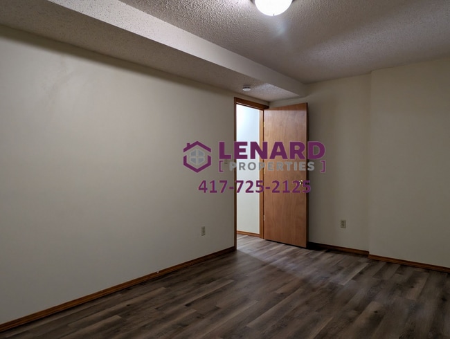 Building Photo - Large 4 Bedroom Home