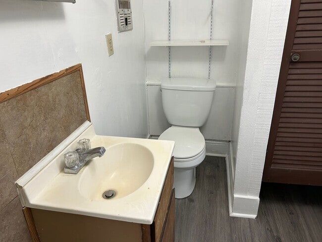 Building Photo - 2 Bedroom / 1 Bath Home Kingsport TN