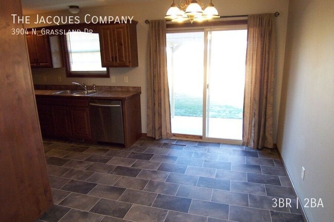 Building Photo - 3904 N Grassland Dr