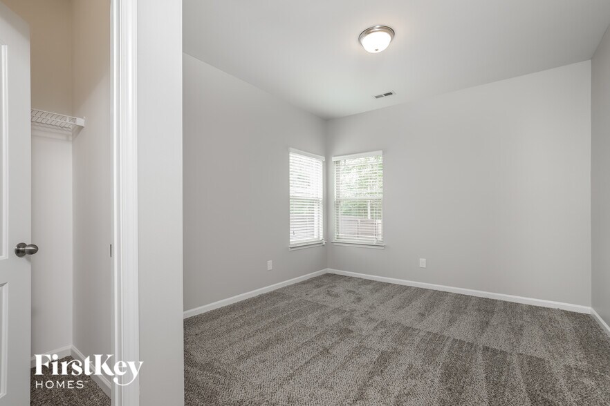 Building Photo - 4476 Redfern Pl