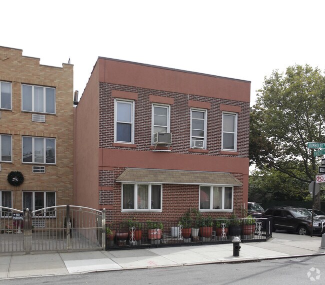 Building Photo - 470 Humboldt St