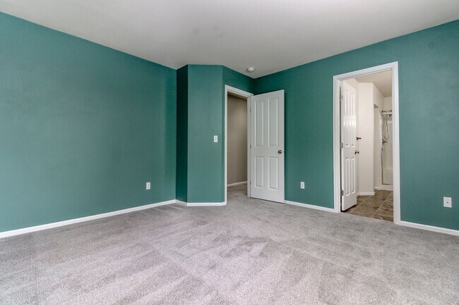 Building Photo - 3684 London Loop NE