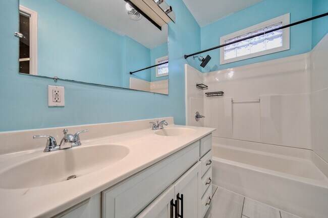 Building Photo - Recently Renovated 2 Bedroom Brick Home! - Coming Soon April 3rd!