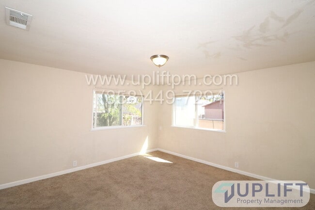 Building Photo - 950 B St