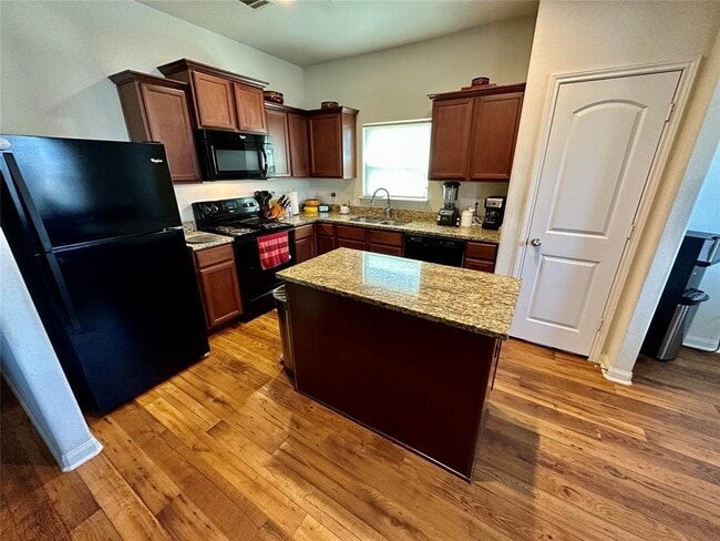 Building Photo - 19600 Per Lange Pass